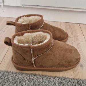 Bruna uggs med foder - Helt oanvända uggs från Lager 157 i storlek 34/35.