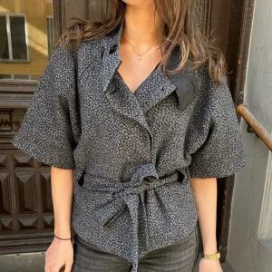 Grå trekvartsärmad kappa med skärp - Snygg grå trekvartsärmad kappa med knytbälte i midjan 💕