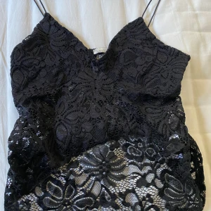 Stickat linne - Fint genomskinlig linne från nelly! Passar perfekt nu till sommaren, mycket bra skick (defekt vid sömn men inget som märks) , det är inte genomskinlig utan har extra tyg vid brösten!! Passar perfekt till att ha under andra linne också!!