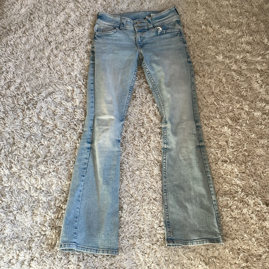 Bootcut jeans i ljusblå denim från H&M