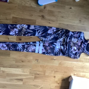 Sport Set Storlek S från Stronger - Ett fint tränings set från märket Stronger , använt några gånger , väldigt sköna att träna i . Som ni kan se på en av bilderna så syns knappt storlek s men utöver det finns det inget som är avvikande.