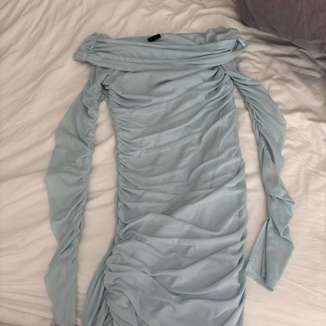 Ljusblå offshoulder kortklänning