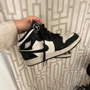 Nike Air Jordan 1 svartvita sneakers - Säljer ett par Nike Air Jordan 1 sneakers i svart och vitt. Skorna är i storlek 39 och i väldigt bra skick 