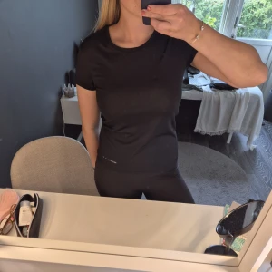 Svart träningst-shirt från Ronhill - Säljer en svart träningst-shirt från Ronhill❣️passar mig som har S