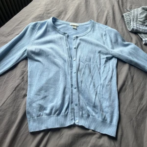 Ljusblå kofta  - Säljer min söta ljusblåa kofta som inte kommer till användning💙