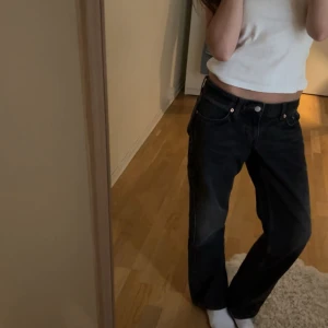 Svarta lowrise jeans - Snygga lowrise arrow jeans från weekday! Passar perfekt på mig som är 168cm! Storlek: 26/30💗💗