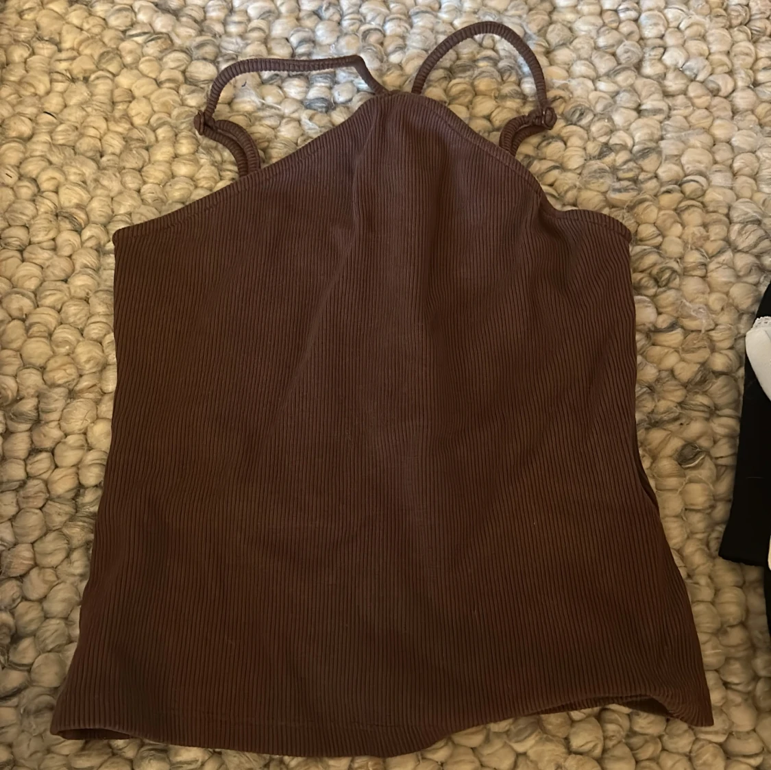 Brun ribbad linnetopp från BikBok