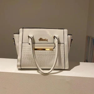 Vit handväska - Har varit min favorit länge, men inte kommit så mycket till användning då jag använder svart för de mesta. Ungefär lika stor som en liten iPad 💕🙏🙏