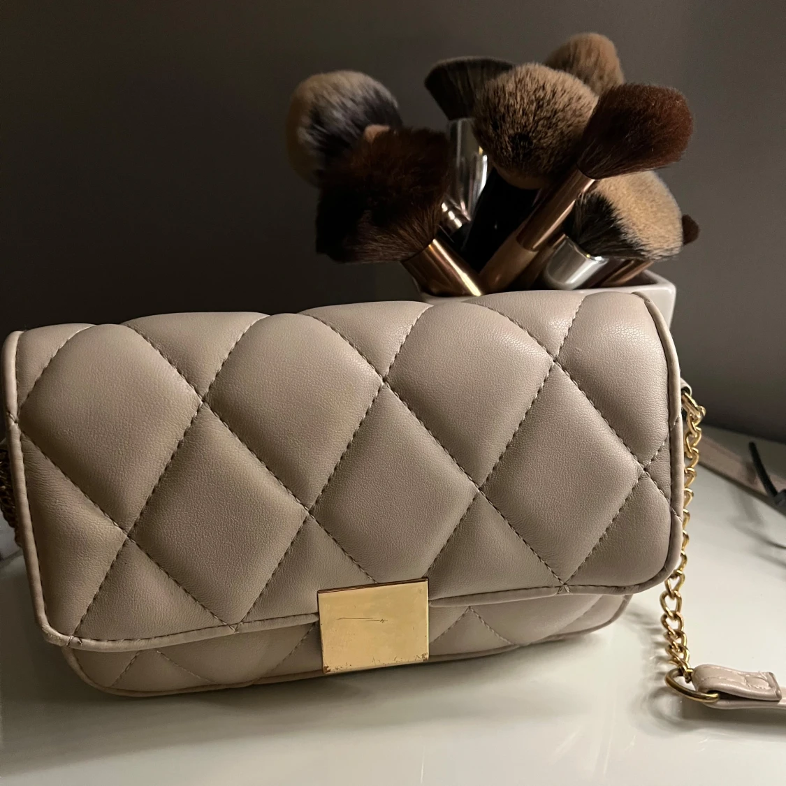 Beige quiltad axelväska med kedja