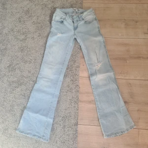 Lågmidjade jeans med slitningar - Jättesnygga low waist bootcut jeans med egengjorda slitningar, originellt från lager 157 (jeans paris) men knappt använda. Som sagt har jag gjort hålen själv för att skapa ett mer unikt plagg. Kontakta mig för mer info eller prisdiskutionnnn👌