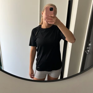 Svart tränings-t shirt  - Svart t-shirt från Karhu i sportig modell med korta ärmar och rund hals. Står inte storlek men tror den är i S/M.💕💕