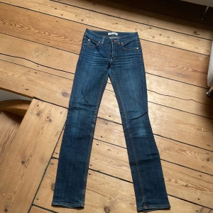 Mörkblå Acne studios jeans storlek 25/32 - Mörkblåa Acne jeans med skön tvätt🔥otroligt bra skick 7.5/10. Smått slitna på backsidan. Pris är förhandlingsbart, hör av er om ni har frågor🔥✌️