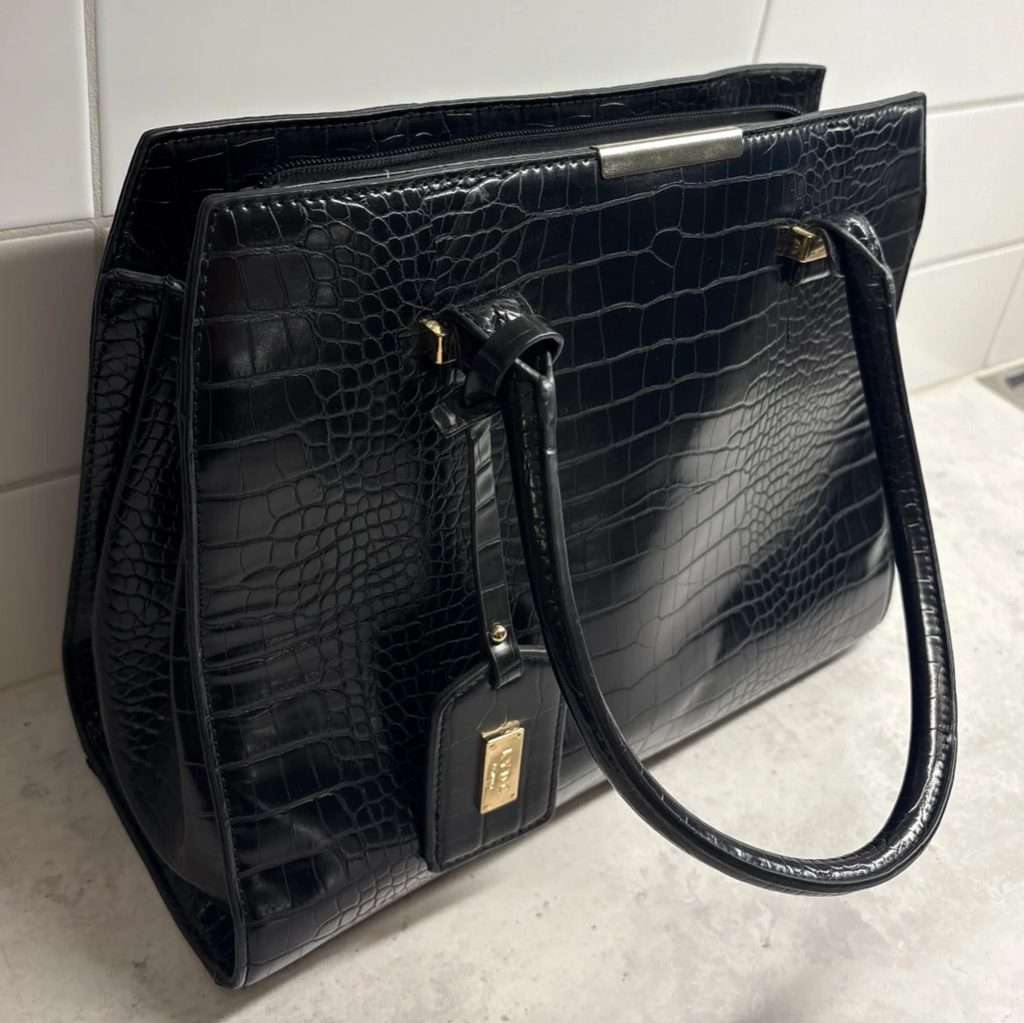 Svart handväska i croco-look från LYDC - 1
