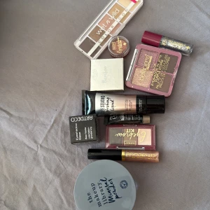  sminkpaket med paletter & glow - Säljer ett sminkpaket med Wet n Wild ögonskuggspalett i nude/bruna toner, Bellápierre ögonskuggspalett i rosa och brunt, Ciaté Bamboo Bronzer, Maybelline Face Studio highlighter, Artdeco ögonskuggsprimer, Sence ögonbrynskit, guldigt läppglans, glittereyeliner och mineralpuder. Perfekt för dig som vill testa olika looks! Det mesta är oöppnat men highlightern och wet n wild paletten är endast testad lite på handen för att se om de passade mig.