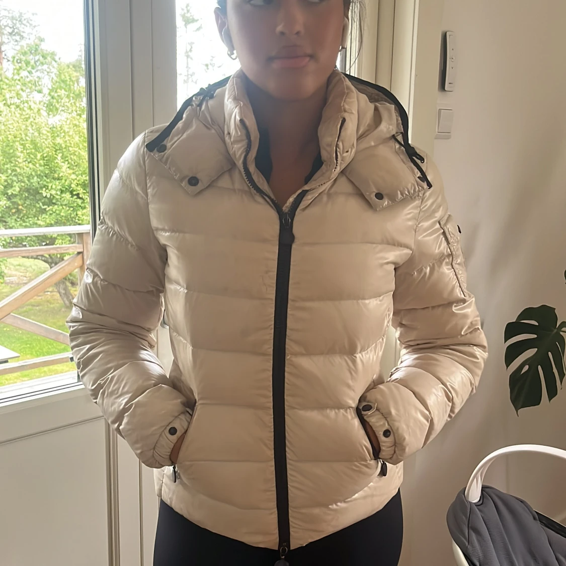Beige pufferjacka från Moncler - 1