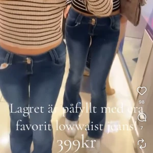 Mörkblå lowwaist bootcut jeans - Säljer mina nya blåa Jens från infiny Paris. Byxorna har används 1 gång och är i ny skick💕