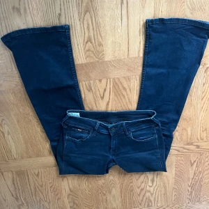 Mörkblåa lågmidjade jeans från Pepe Jeans - Säljer dom här jättefina mörkblåa jeansen från Pepe Jeans! Har tyvärr klippt bort lappen med storleken men dom är i storlek 27/32💓 Jag är 167cm