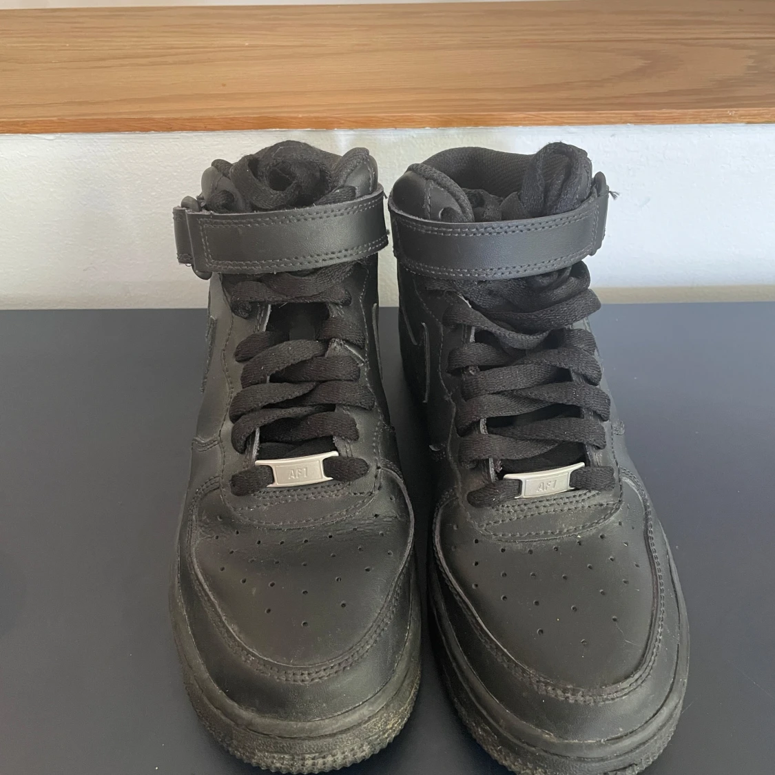 Svarta Nike Air Force 1 Mid sneakers