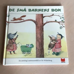 De små barnens bok - En charmig antologi fylld med rim, visor och berättelser för de allra yngsta. Perfekt att läsa och bläddra i tillsammans! Färgglada illustrationer och enkla texter gör boken rolig och lättillgänglig för små barn och deras vuxna.