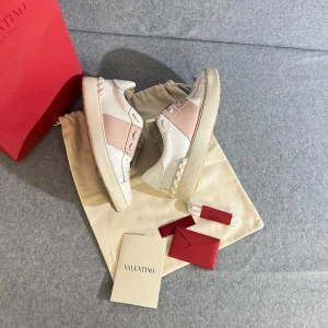 Valentino open - Valentino open skor | 100% äkta med ingående äkthetsgaranti ✔️| Vädligt snygg färg | Vädligt eftertraktade | Dem har mycket  kvar att ge | Allt ingår! |  Fraktas samma dag 🚚 📦 | Kontakta vid fler frågor eller funderingar ✔️