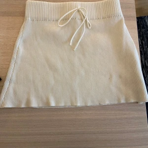 Kjol prettylitlle thing - Jättesöt kjol från Pretty little thing. Knappt använd.stl s  