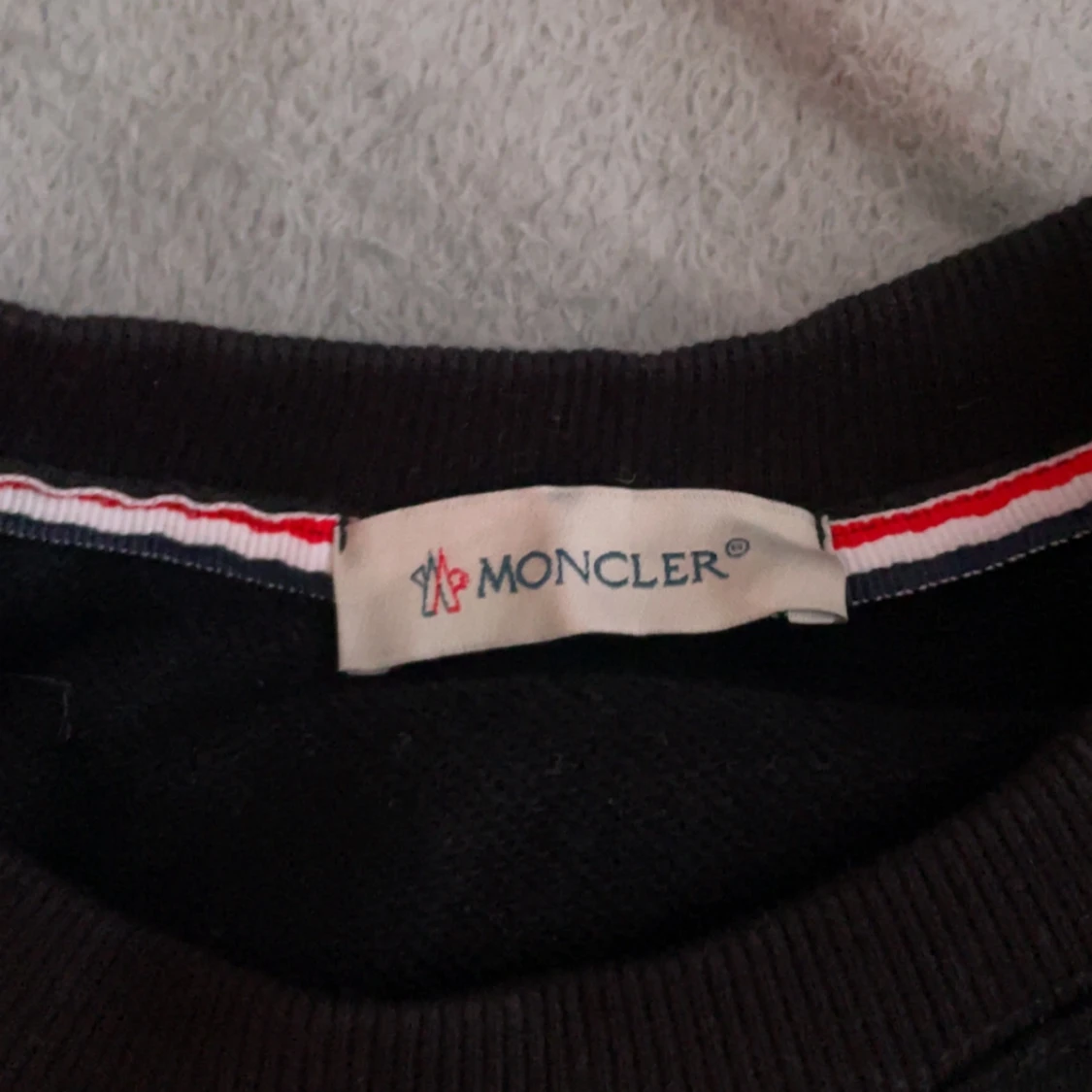 Svart Moncler sweatshirt med logga S passar kan passa M - 1