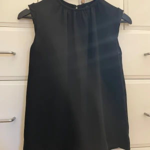 Blus från Mango - Säljer en svart armlös blus från Mango i strl XS❤️