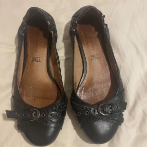 ballerinaskor - Svarta snygga ballerinaskor. Köpta på vinted men passade inte min fot. Pris kan diskuteras🩷