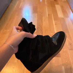 Svarta Isabel Marant skor - INTRESSEKOLL!! KÖP INTE INNAN DU KOLLAT MED MIG!! Mina super fina Isabel Marant skor🥰Använda endast 1 gång! Funderar på att sälja pga att jag sedan innan har ryggproblem, vill därav inte använda dom för min ryggs skull. Super fina och inga defekter, som nya! Önskar så att jag kunde använda dom men eftersom det inte går så vill jag kolla om någon är intresserad av dom😍