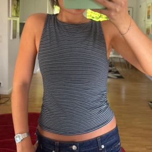 Randig boatneck topp i marinblått - Boatneck top med tänder. Mörkblå. Från abercrombie 