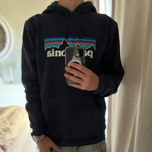 Mörkblå Patagonia hoodie  - Tja! Säljer en riktigt snygg hoodie ifrån Patagonia! | Storlek M | Färg~Mörkblå | Nypris~1095 Mitt pris~349 | Jag på bilden är 181! | Hör av er vid minsta lilla fundering🙌