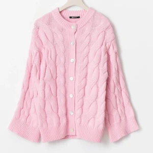 Rosa Kofta - Rosa kabelstickad kofta från Gina Tricot. Aldrig använd och är i nyskick! Kolla gärna in mina andra annonser, vill du köpa flera varor så kommer vi överens om ett bra paketpris!