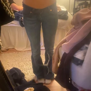 Levis jeans - Säljer dessa sjukt snygga jeans. Väldigt lågmidjade, de är insydda för att bli lågmidjade av ”förra” ägaren då jag köpte dessa på vinted. Det står waist 28 men jag har storlek 34 och de passar väldigt bra på mig. Pris går att diskuteras💞