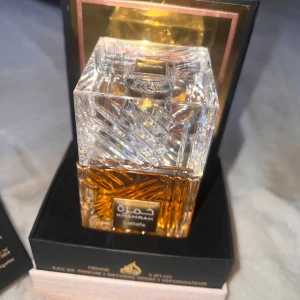 Parfym 100ml  - Inköpt på Vinted. Tjejen jag köpte ifrån har endast tagit en test sprut, efter inköpet testades parfymen av mig endast en gång men doften blev tyvärr inget vidare för mig då den är rätt så tung. Parfymen är 99% full.