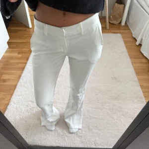 Vita kostymbyxor - Vita raka/flare kostymbyxor med slits från BikBok, storlek 34, lågmidjade