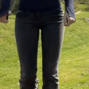 Grå skinny jeans från Perfect Jeans - Säljer ett par grå skinny jeans från Perfect Jeans i storlek 34. Jeansen har klassisk femficksdesign, dragkedja och knapp framtill samt bälteshällor. Snygg tvättad grå färg och smal passform som sitter tight hela vägen ner.