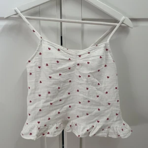 Gullig pyjamas  - Super söt pyjamas från Gina tricot den kan ha nån liten fläck men det går bort i tvätten, byxan är i storlek 158/164 och linnet 146/152❤️ om man vill köpa enskilt så diskuterar vi priset❤️