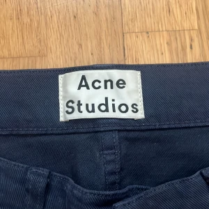 Jeans från acne - Mörkblåa jeans ifrån acne studios. Storlek 30/32 jeansen sitter slim