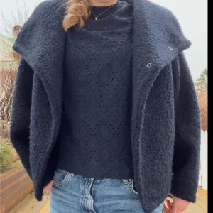 Mörkblå teddyjacka  - Mysig mörkblå teddyjacka från ginatricot med oversized passform. Jackan har långa armar och stängs med knappar. Perfekt till både hösten och vintern. 🩷🍁❄️