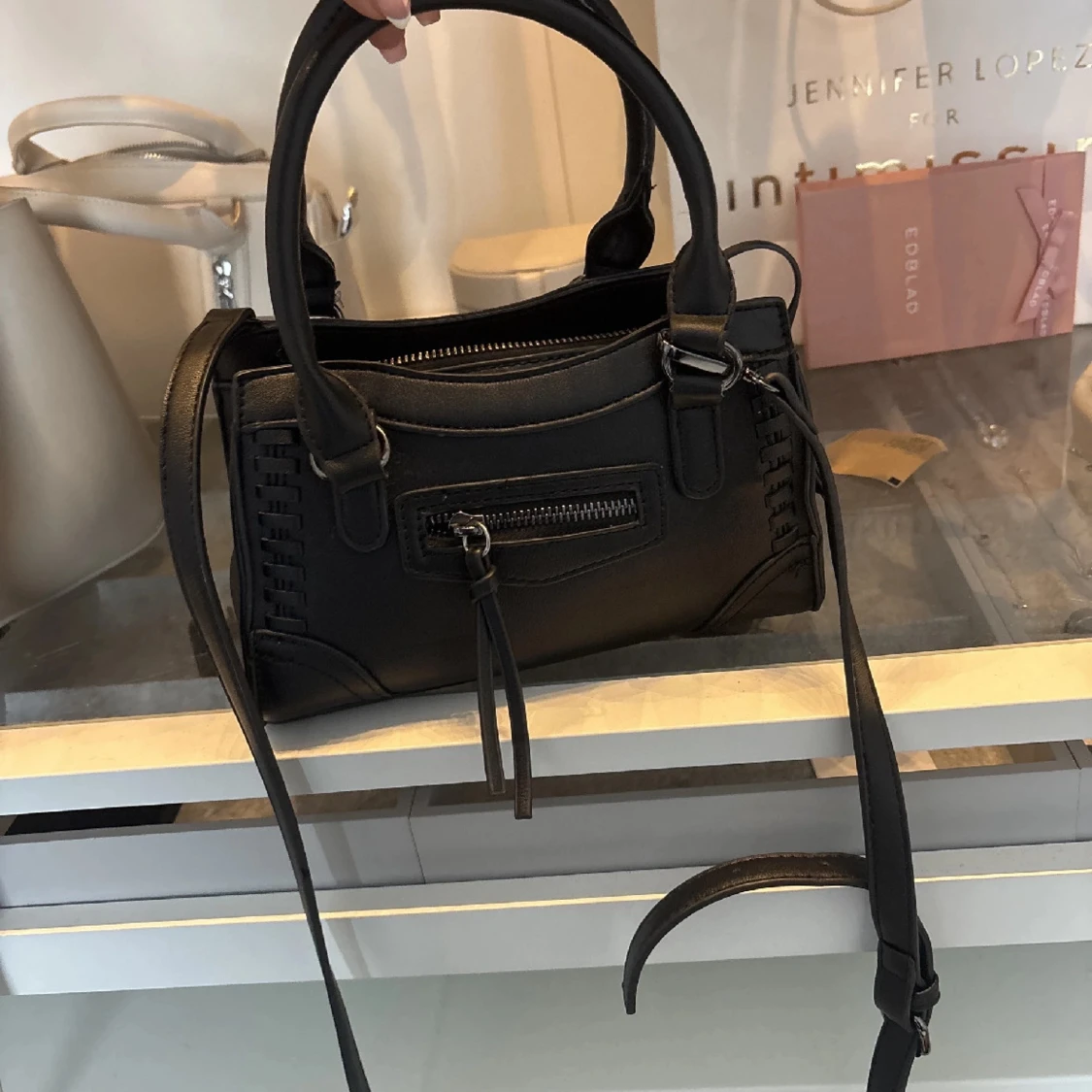 Svart handväska med dragkedja