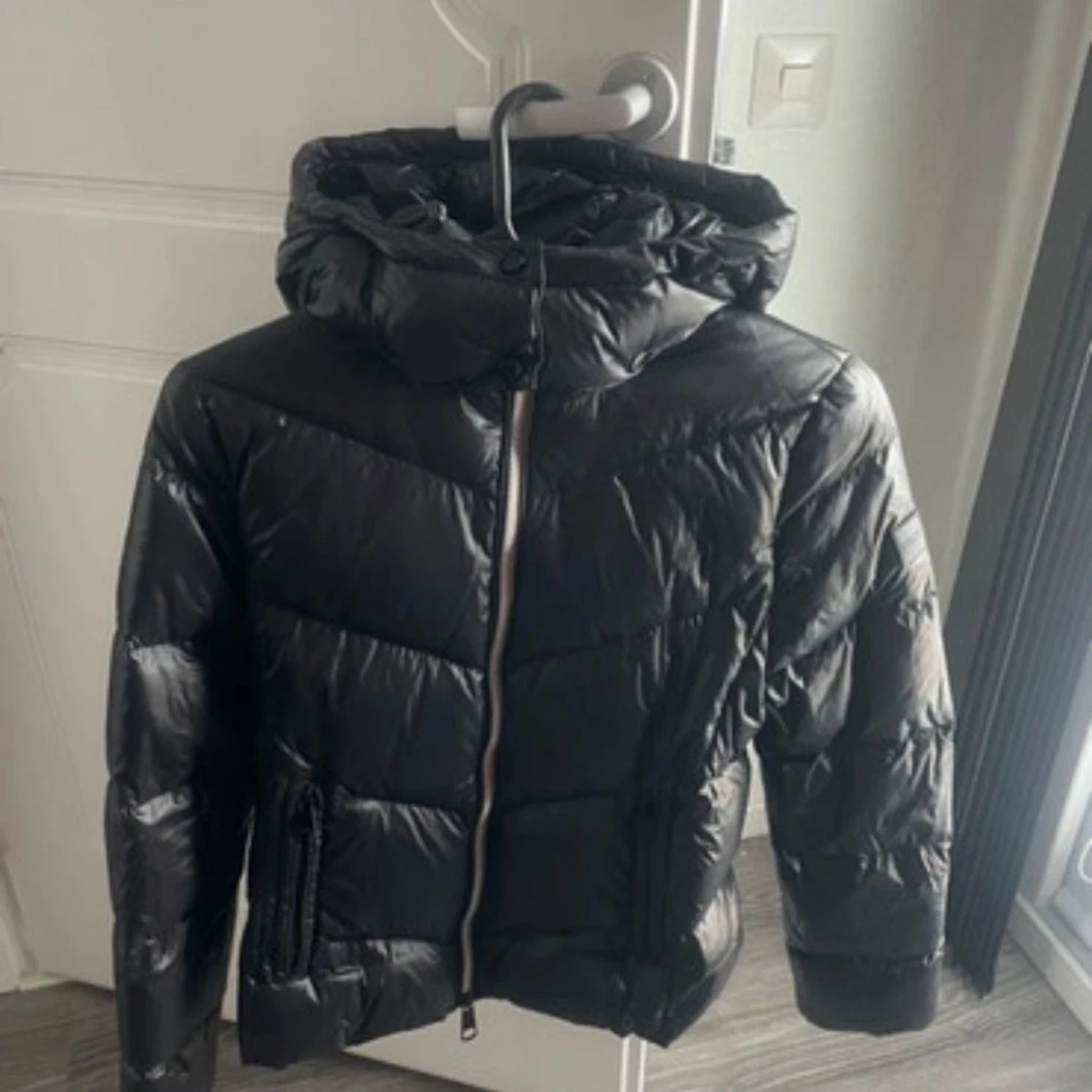 Svart dunjacka från BOSS med huva - 1