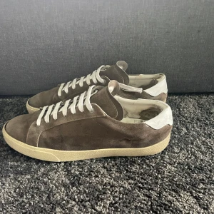 Saint Laurent Skor - Saint Laurent SL/06 mocka i storlek 44 box och dustbag finns inte och de är väl använda därav priset | Hör av er vid minsta funderingar 👍✅