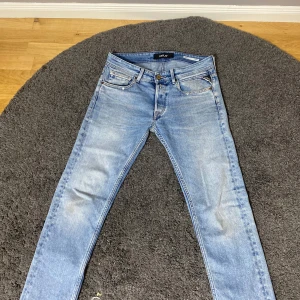 Replay Grover jeans - Säljer mina Replay jeans då dom är för små dom fick ett litet hål för ett tag sen men jag har sytt ihop det och dessutom märks det inte när man bär dom. Storlek 30W 30L