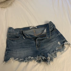 Blå jeansshorts från Hollister superfina🩷 - Snygga blå jeansshorts från Hollister, medelhög midja. Så fin färg, utvättad Stockholm stil vintage färg skulle jag säga!🩷 endast använt 3/4 gånger, så bra skick! Vi kan diskutera prisförslag om det behövs.