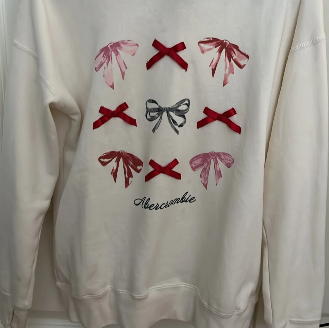 Vit hoodie med rosettprint Abercrombie