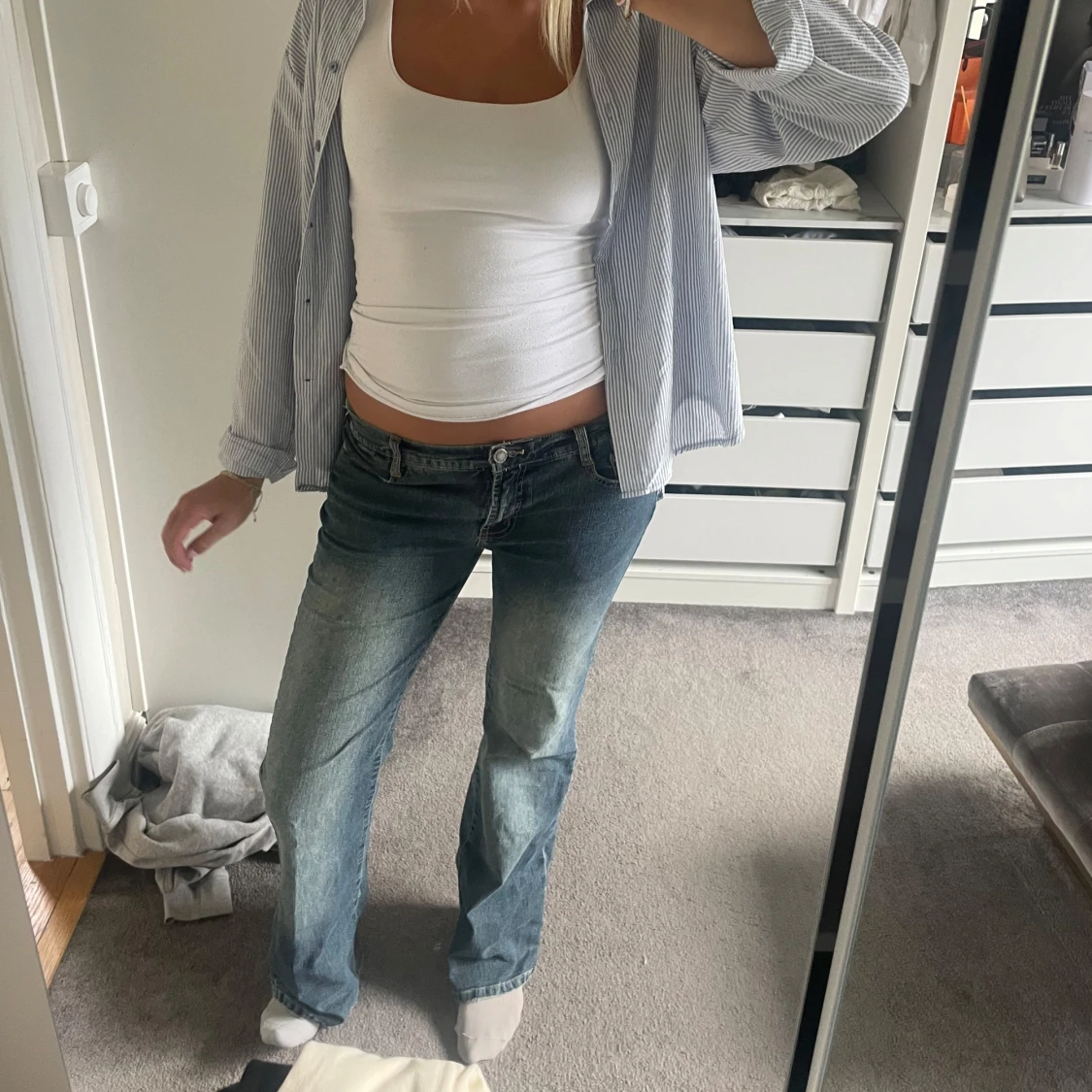 Blå bootcut jeans.  - 1