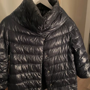 Herno jacka  - Super fin mörkblå jacka från Henro som är sparsamt andvänd förutom om att lappen vid nacken har skavits bort men det är bara att fråga om bilder💓💓
