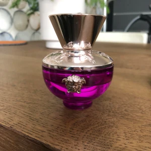 Versace Dylan Purple parfym - Versace Dylan Purple. Se bilder för mängd 
