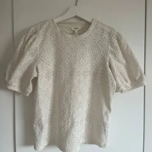 Vit spetsblus från Object - Superfin vit blus från Object med korta puffärmar och vackert broderat spetsmönster. Storlek S/xs 