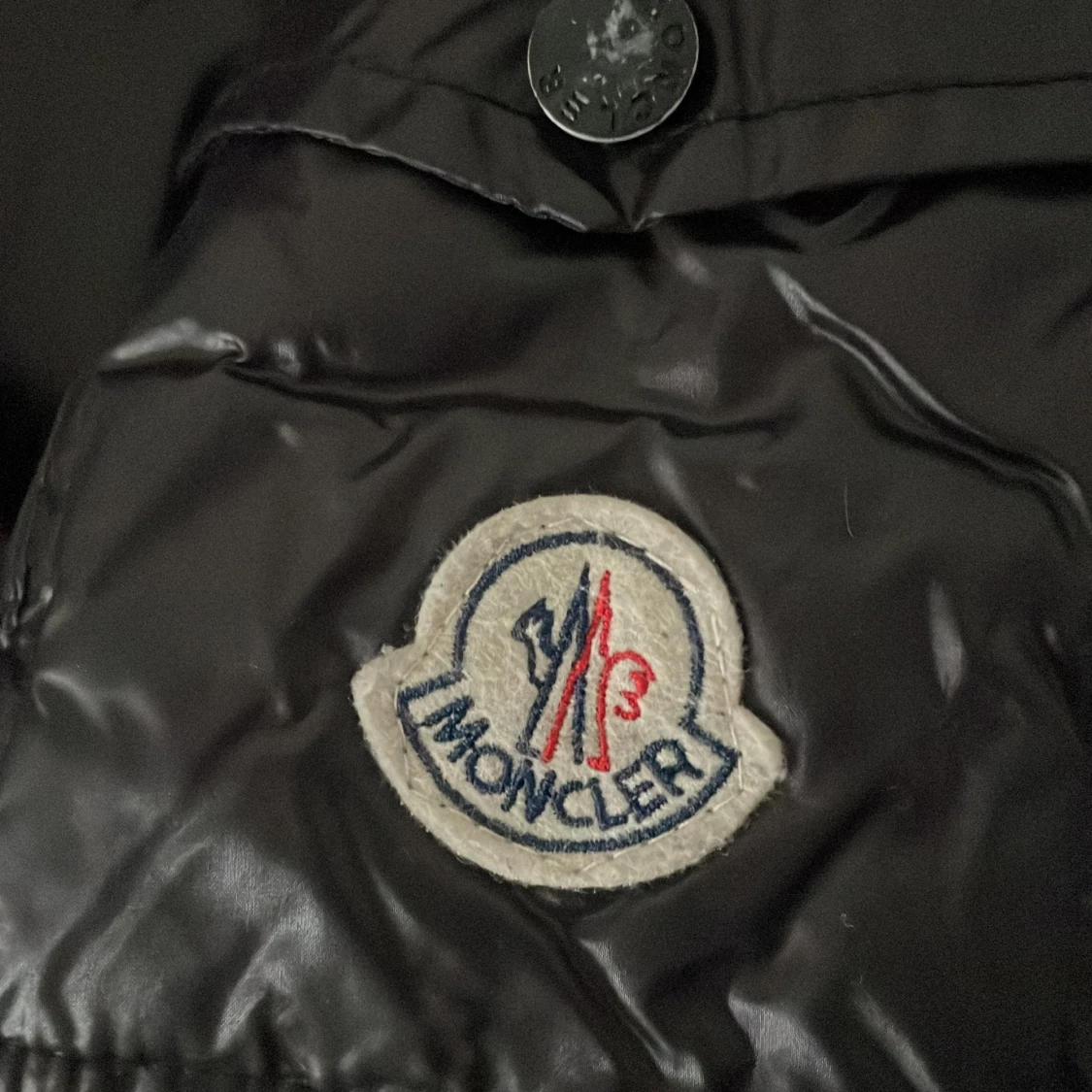 Svart Moncler dunjacka med huva - 1